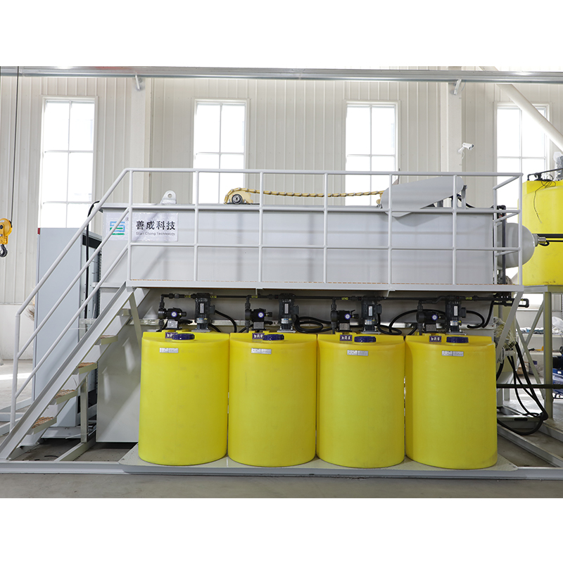 How do high-pressure dissolved air and a specialized releaser work together to generate micron-sized bubbles (20-50 microns) and ensure their uniform distribution in the water?